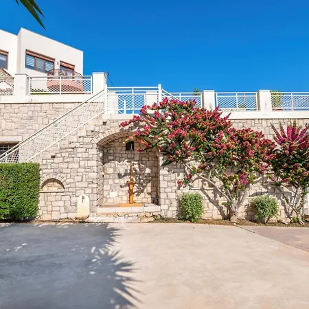 Seragio - With Private Swimming Pool *